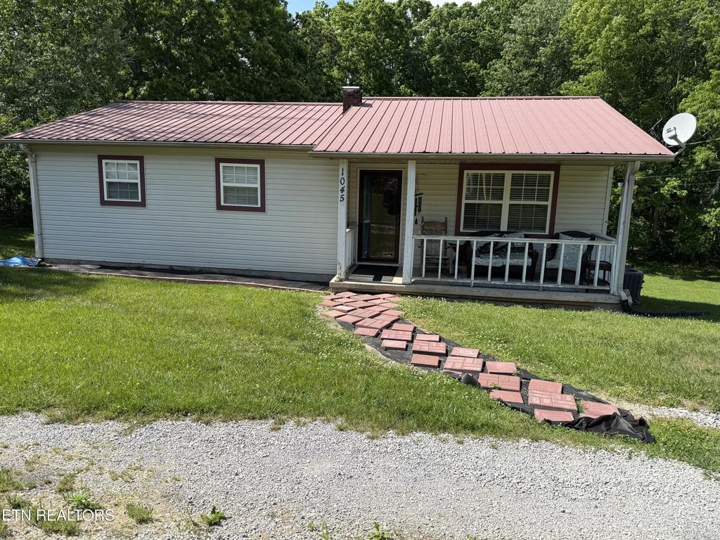 1045 Pearl Hinds Rd, Jamestown