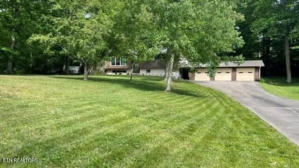 572 S Lake Drive, Oneida