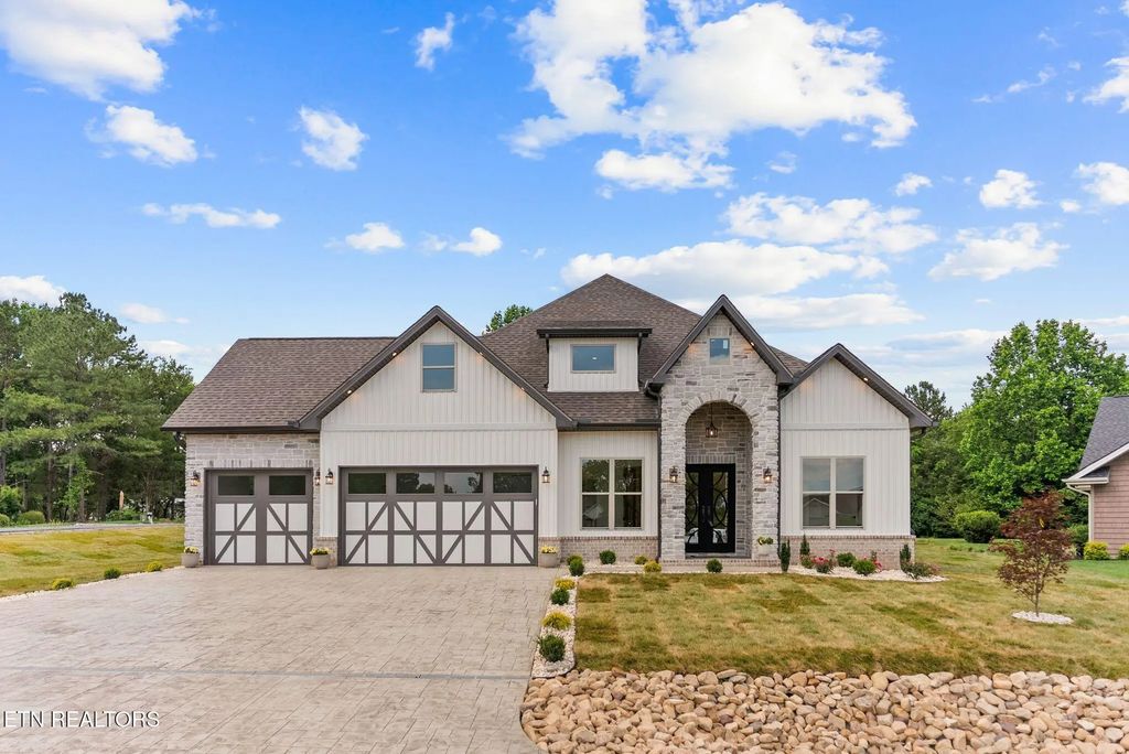300 Oonoga Circle, Loudon