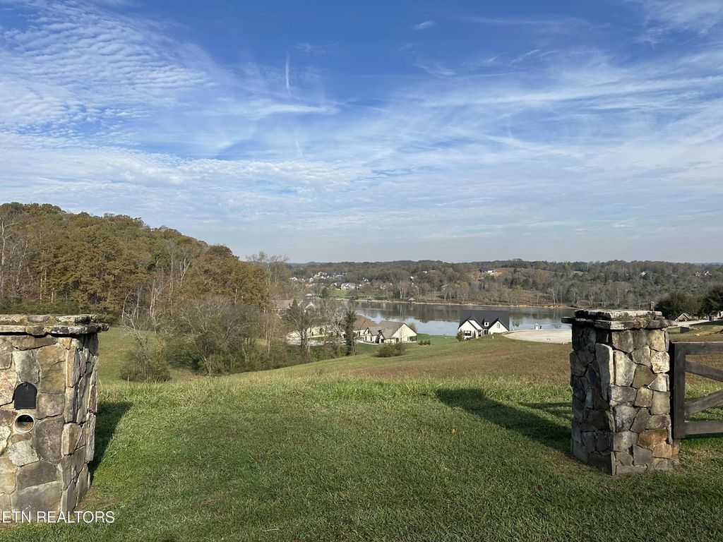 560 River Rd, Loudon