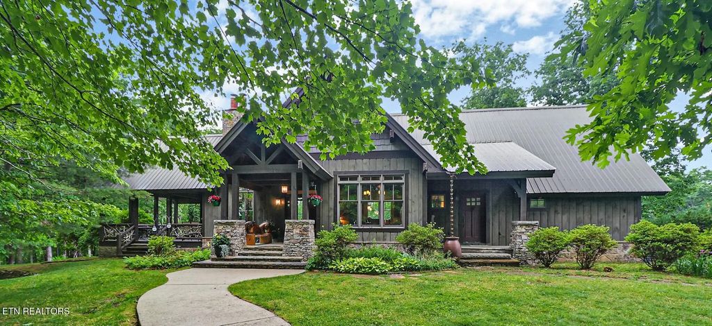 402 Charit Tr, Jamestown