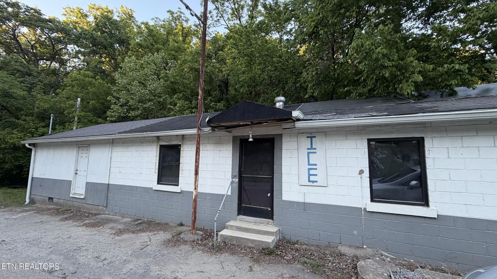 1280 Tennessee 73, Newport