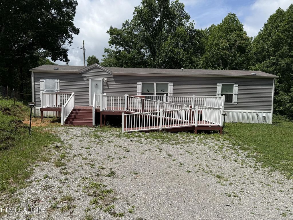 1366 Pearl Hinds Rd, Jamestown