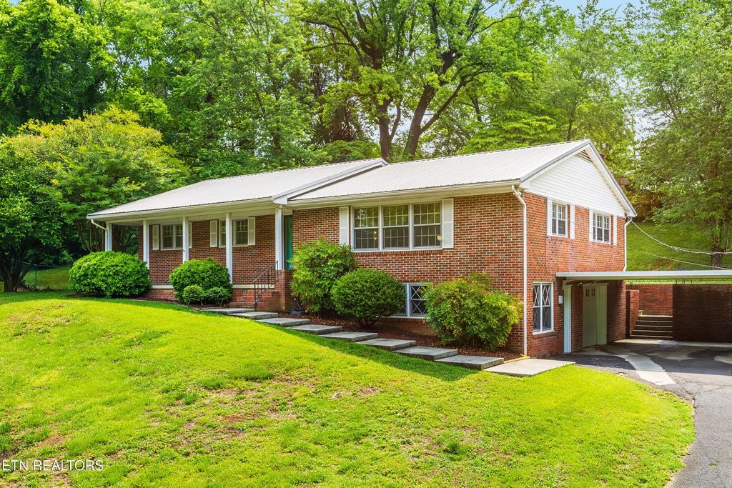 2802 Ne Elm Drive, Cleveland