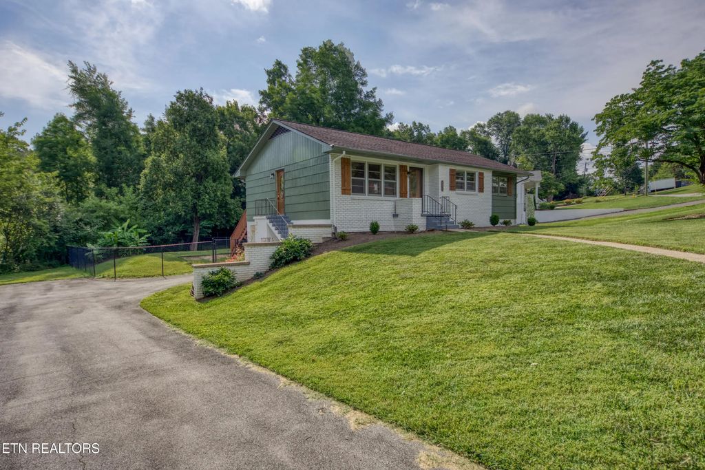 916 Mallory Rd, Knoxville