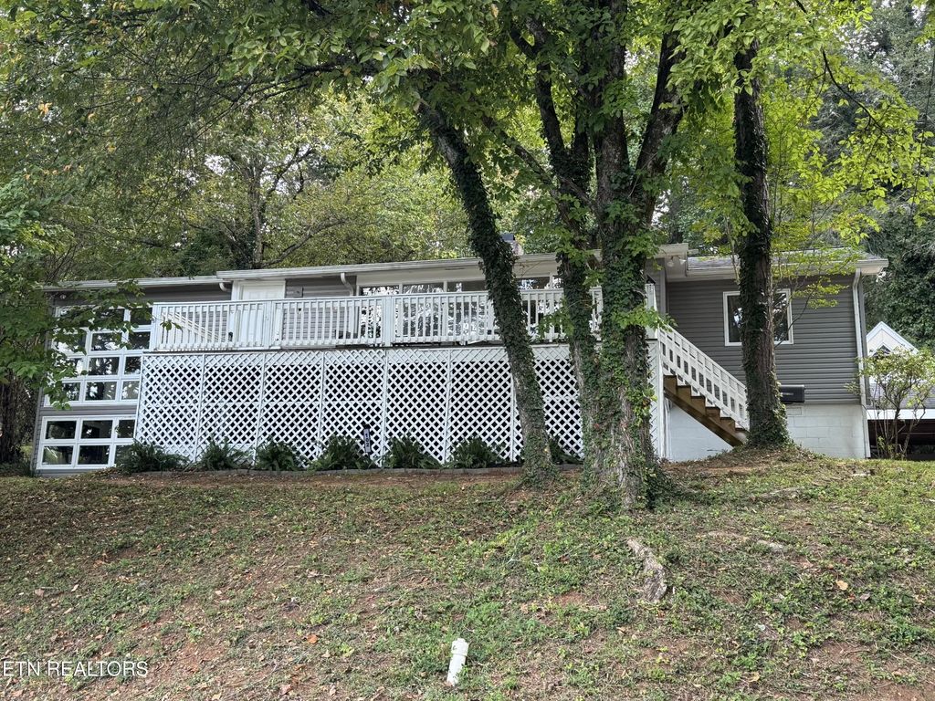 102 Oxford Rd, Oak Ridge