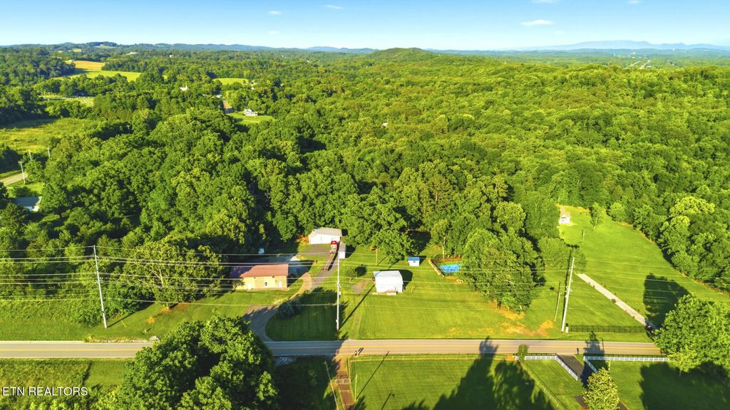 814 Midway Rd, Strawberry Plains