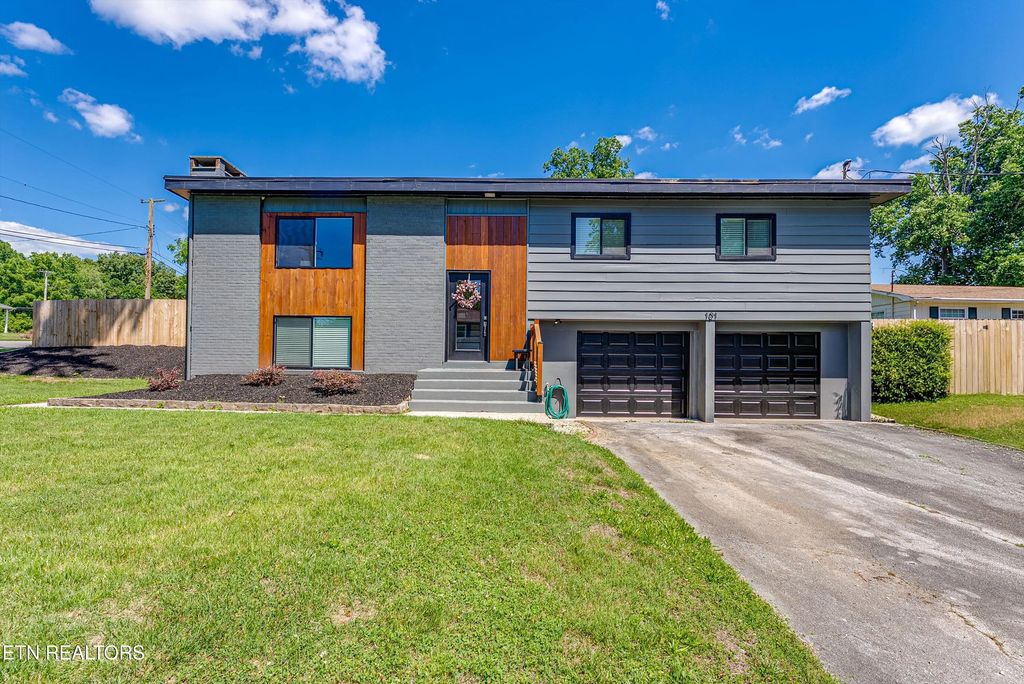 101 Wayne Place, Oak Ridge