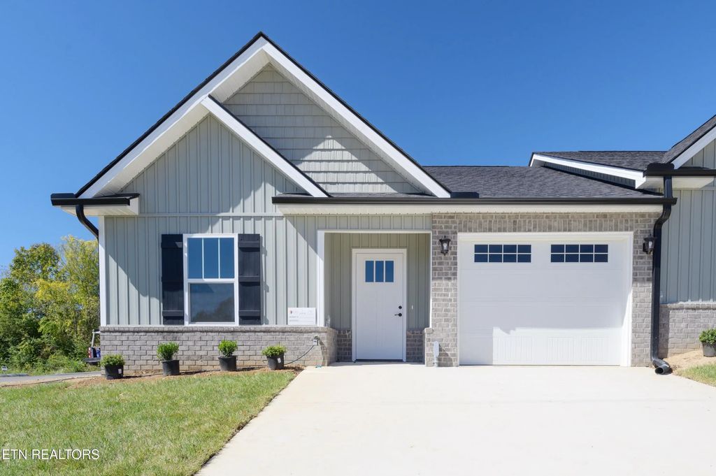 8716 Whistling Straights Way, Knoxville