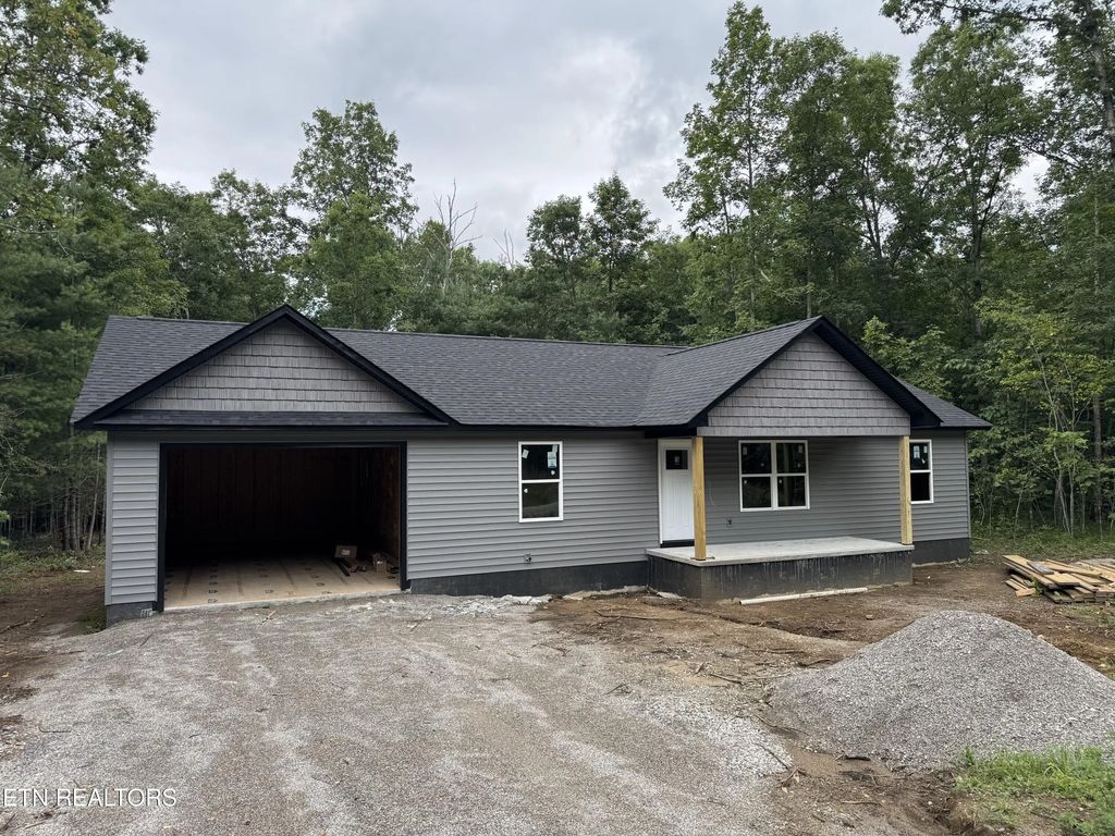 900 Paola Drive, Crossville