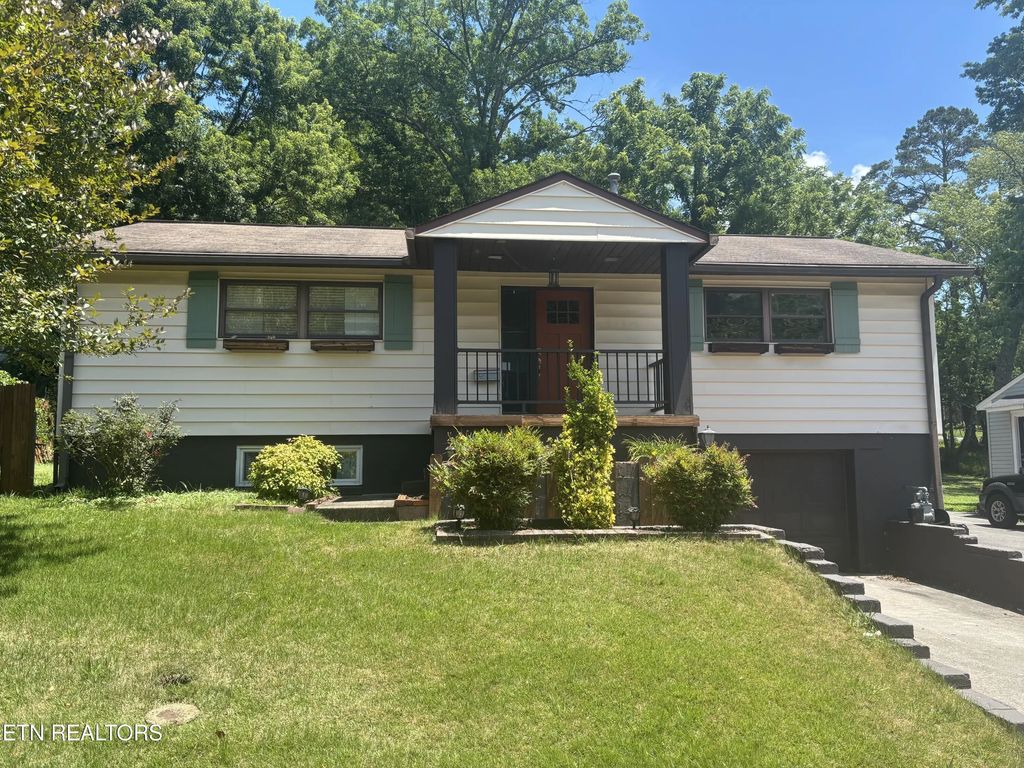 104 Ashland Lane, Oak Ridge