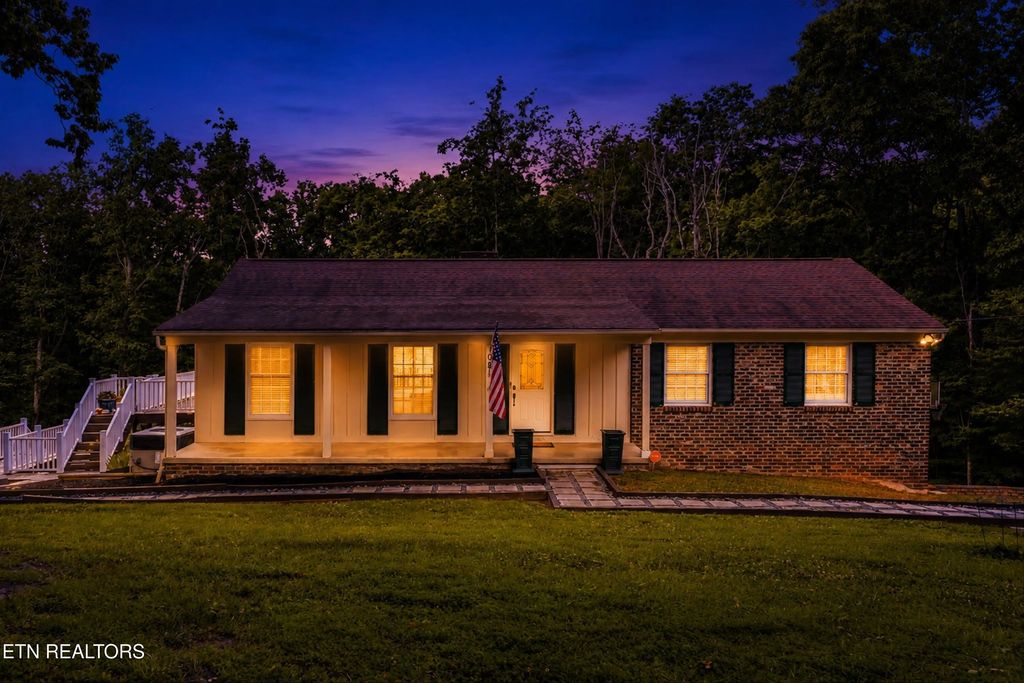 108 Willow Lane, Oak Ridge