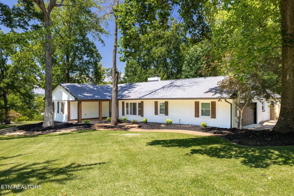 244 Guinnwood Lane, Knoxville
