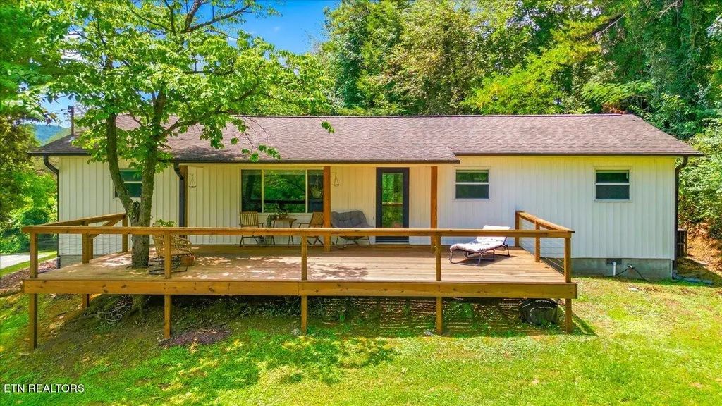 9107 Happy Lane, Oak Ridge