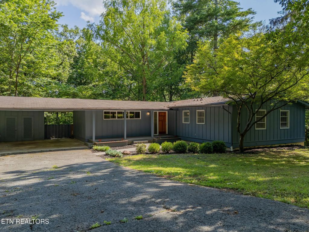 909 W Outer Drive, Oak Ridge