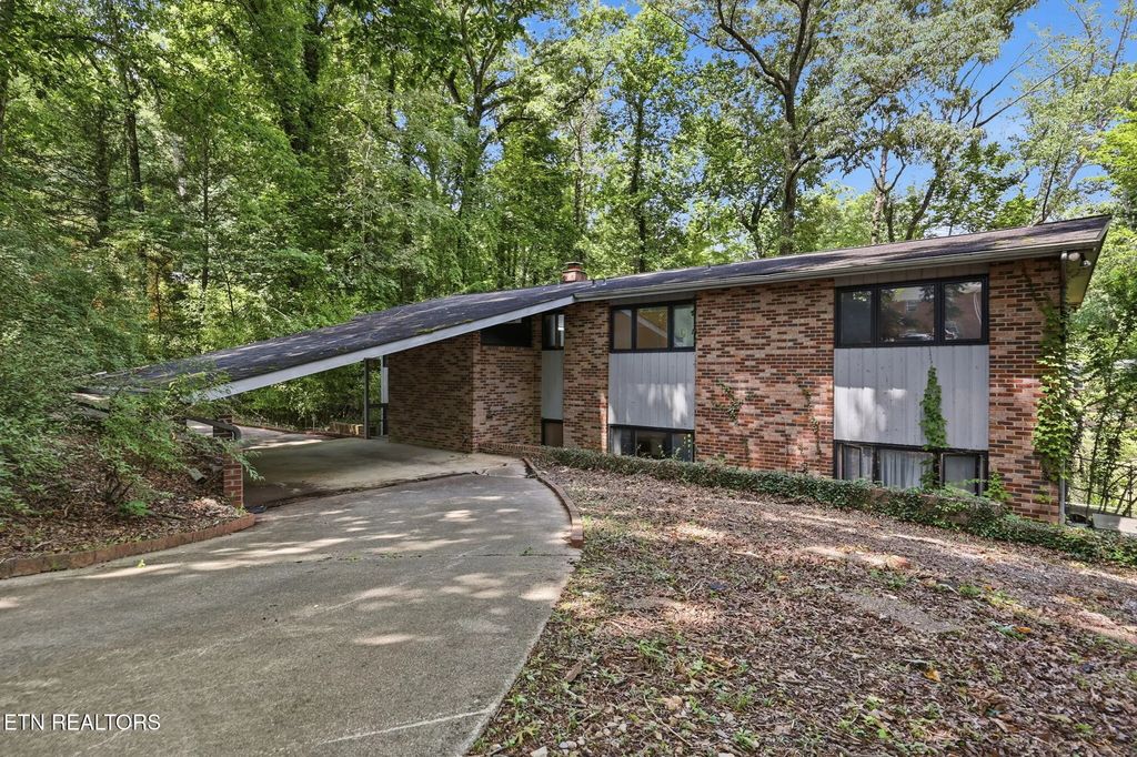 114 Balboa Circle, Oak Ridge