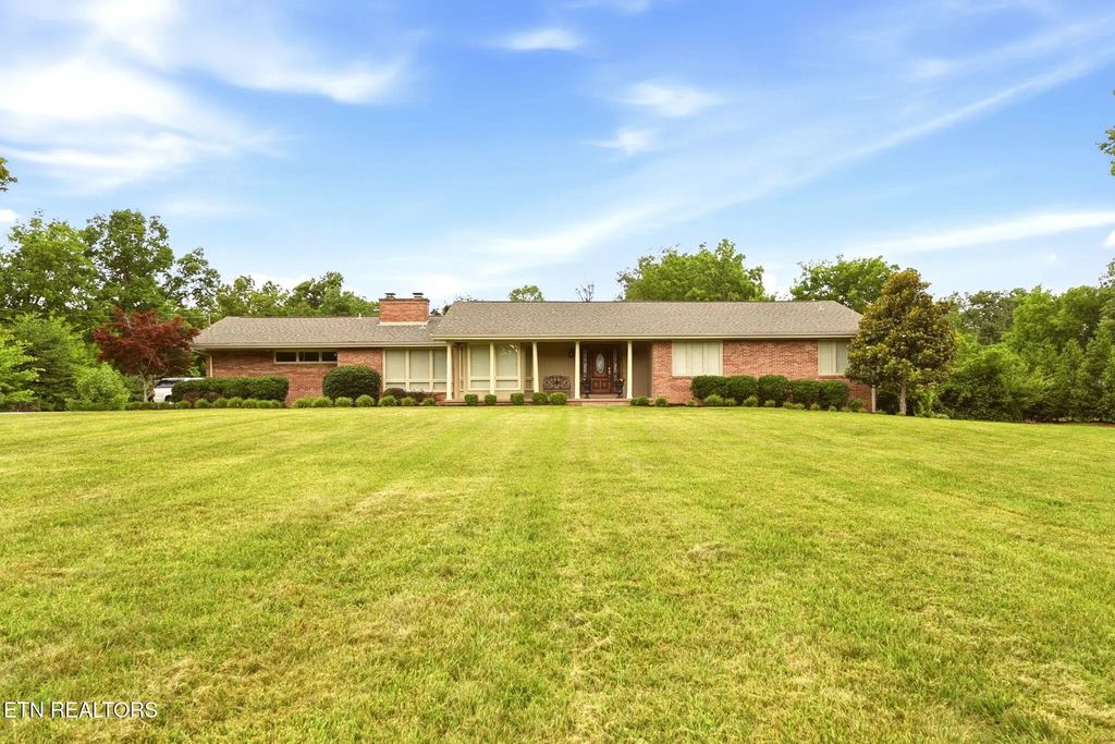 605 S Charles G Seivers Blvd, Clinton