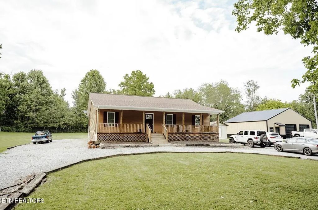 935 Pine Tree Rd, Jamestown