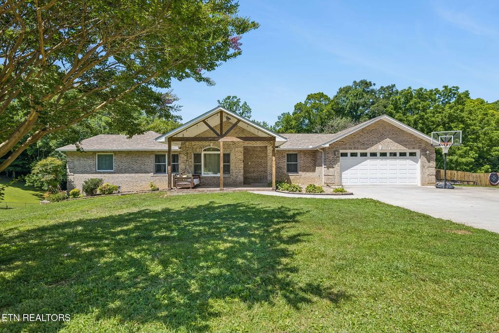 677 Twin Hills Lane, Jacksboro