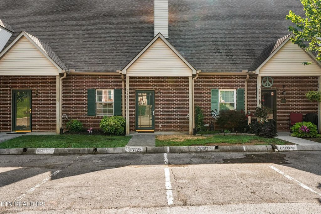 6904 Kings Crossing Way, Knoxville