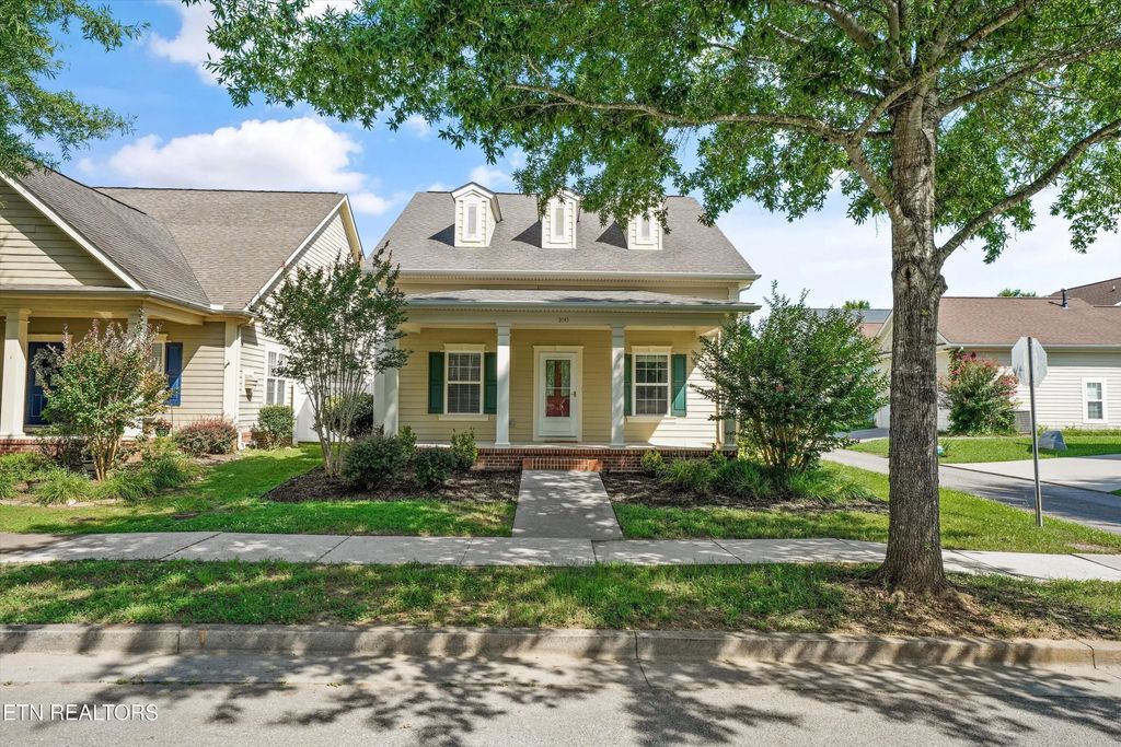 100 Forestberry St, Oak Ridge