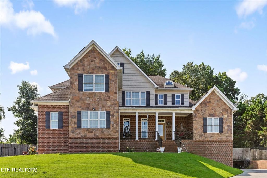 2703 Nw King Andrew Court, Cleveland
