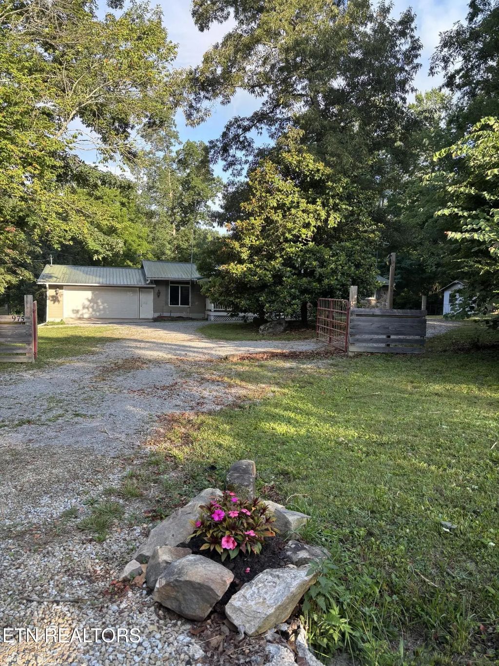 975 Lawson Rd, Crossville
