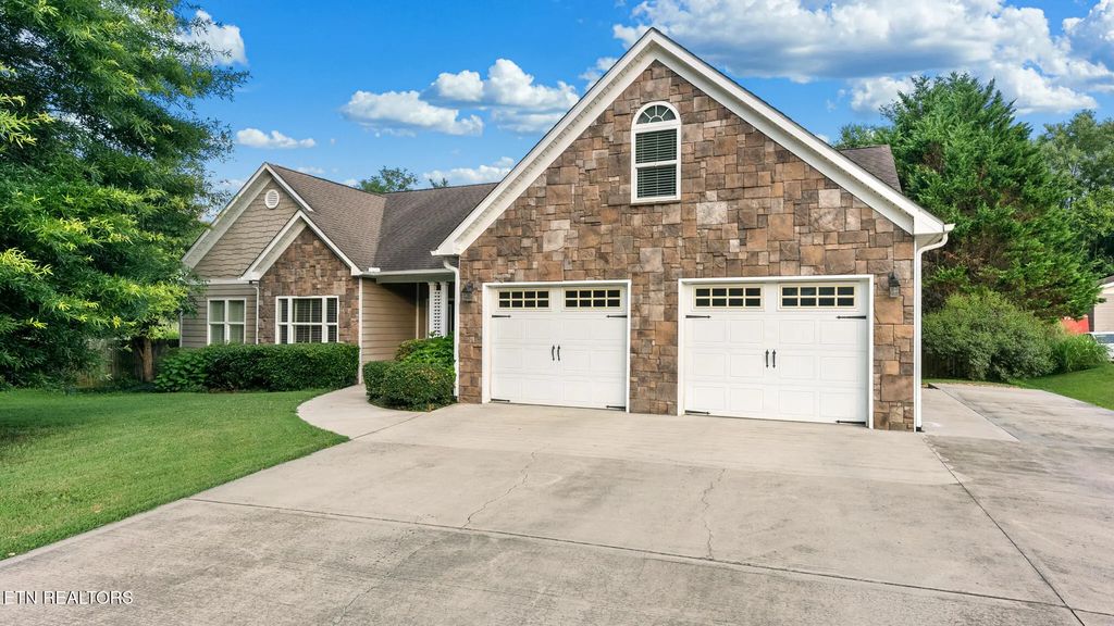 1545 Seven Oaks Drive, Morristown