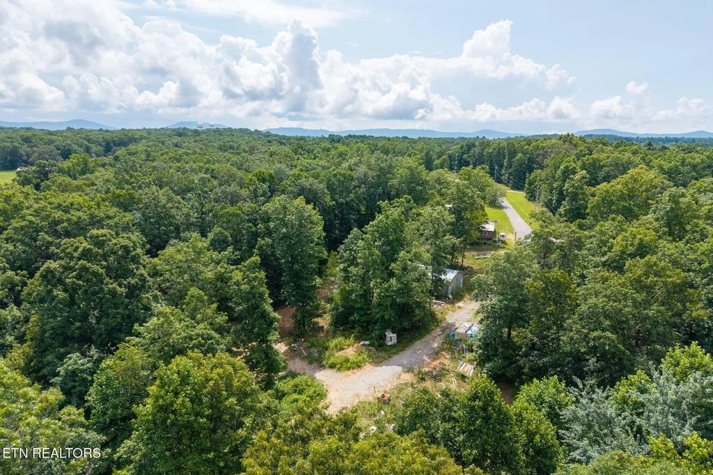 494 Sampson Rd, Crossville