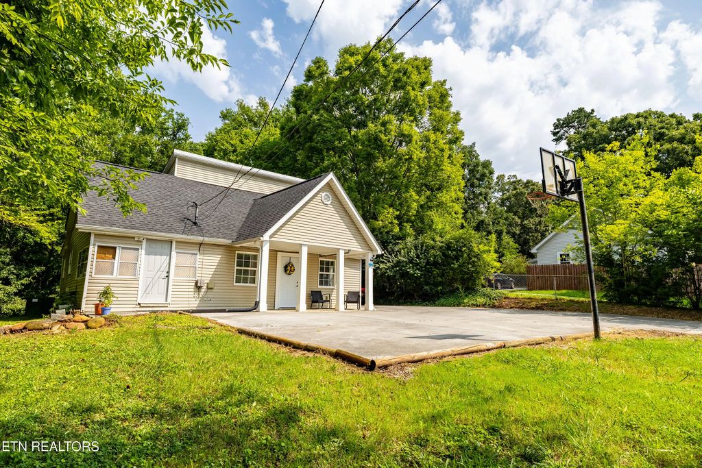 2544 Mentor Rd, Louisville