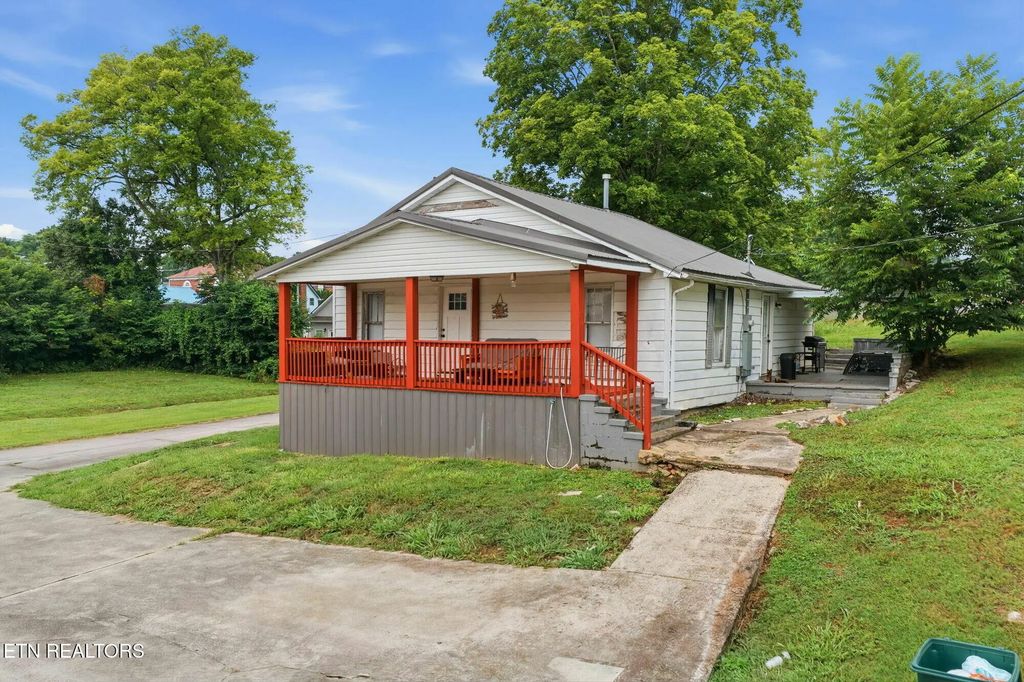 206 Ferry Street, Loudon