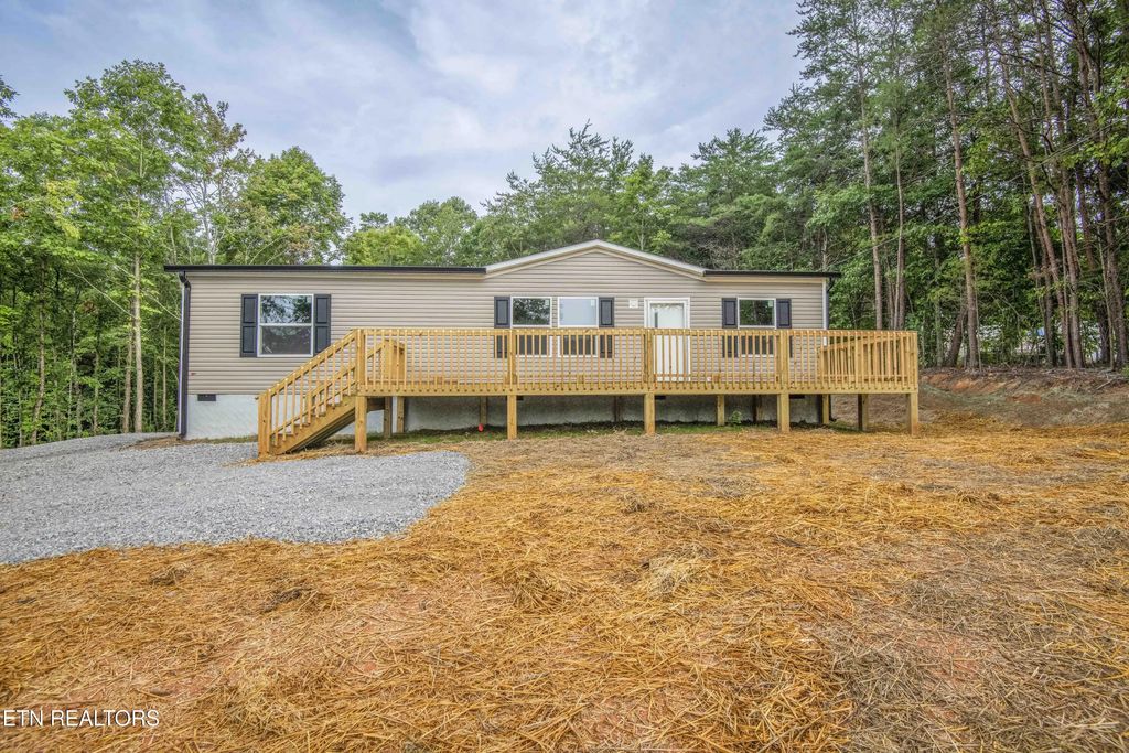 310 Valley Drive, Loudon