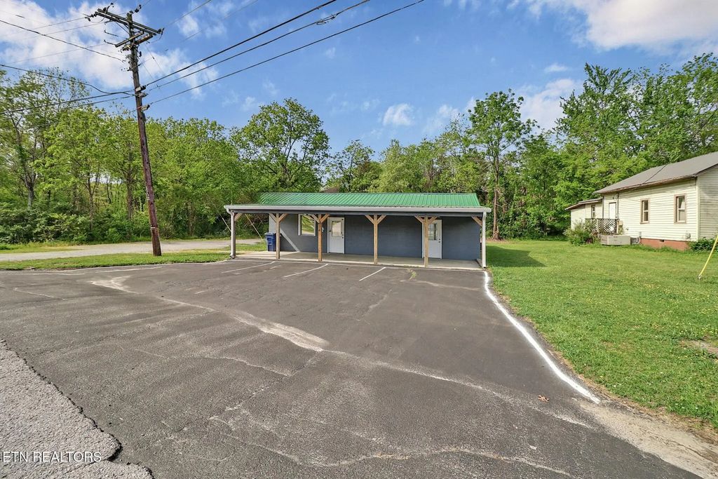1074 S Main St, Crossville