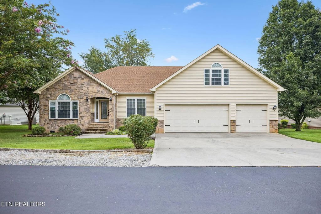 513 Tanasi Circle, Loudon