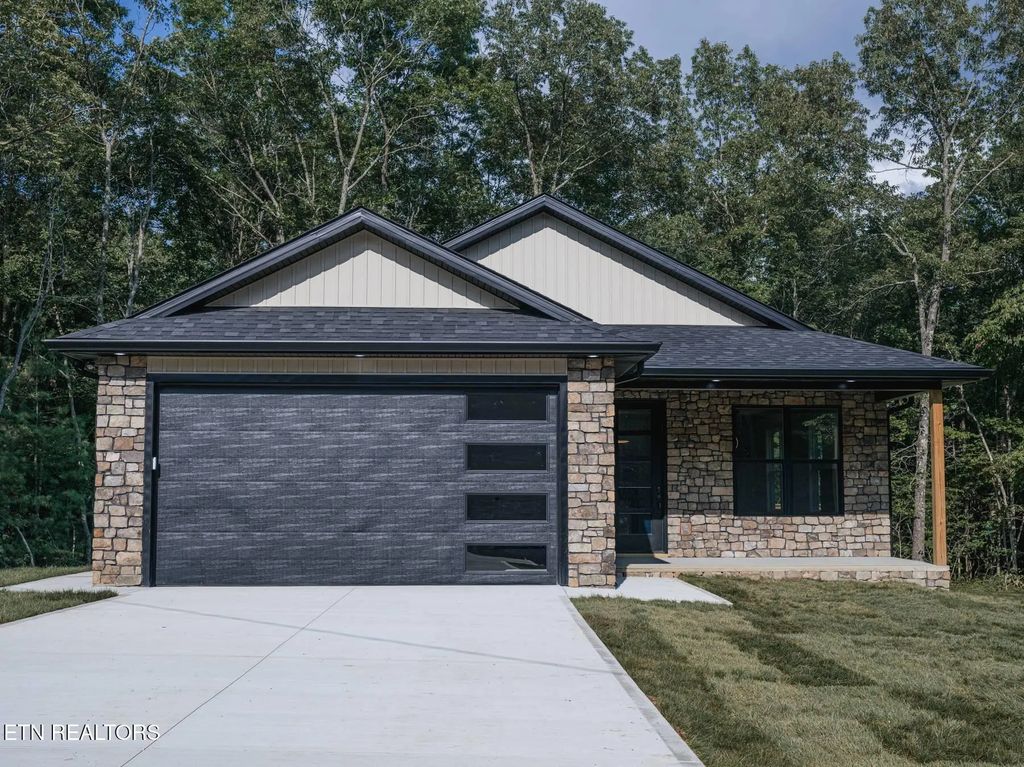 131 Rowewood Lane, Crossville