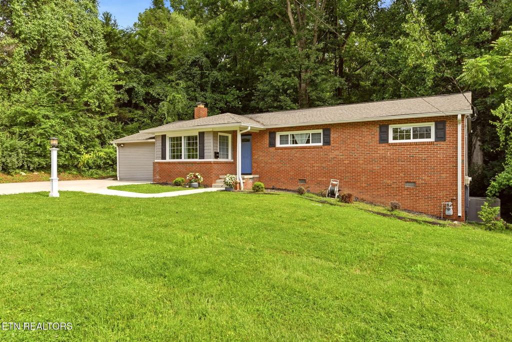 360 East Drive, Oak Ridge