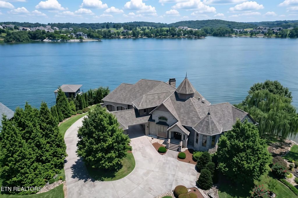 410 Cayuga Drive, Loudon