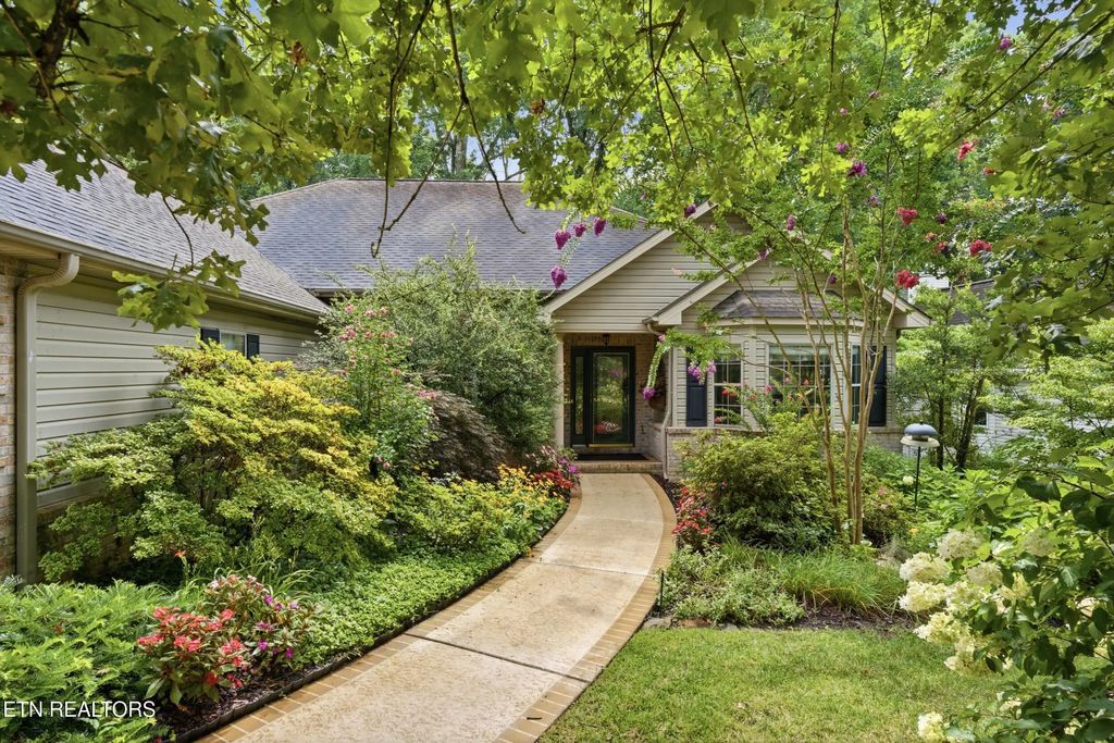 114 Oostanali Way, Loudon