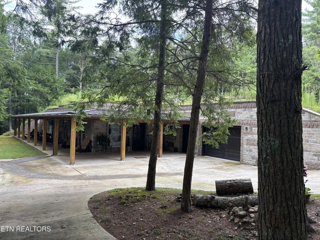 381 Lakewood Drive, Jamestown
