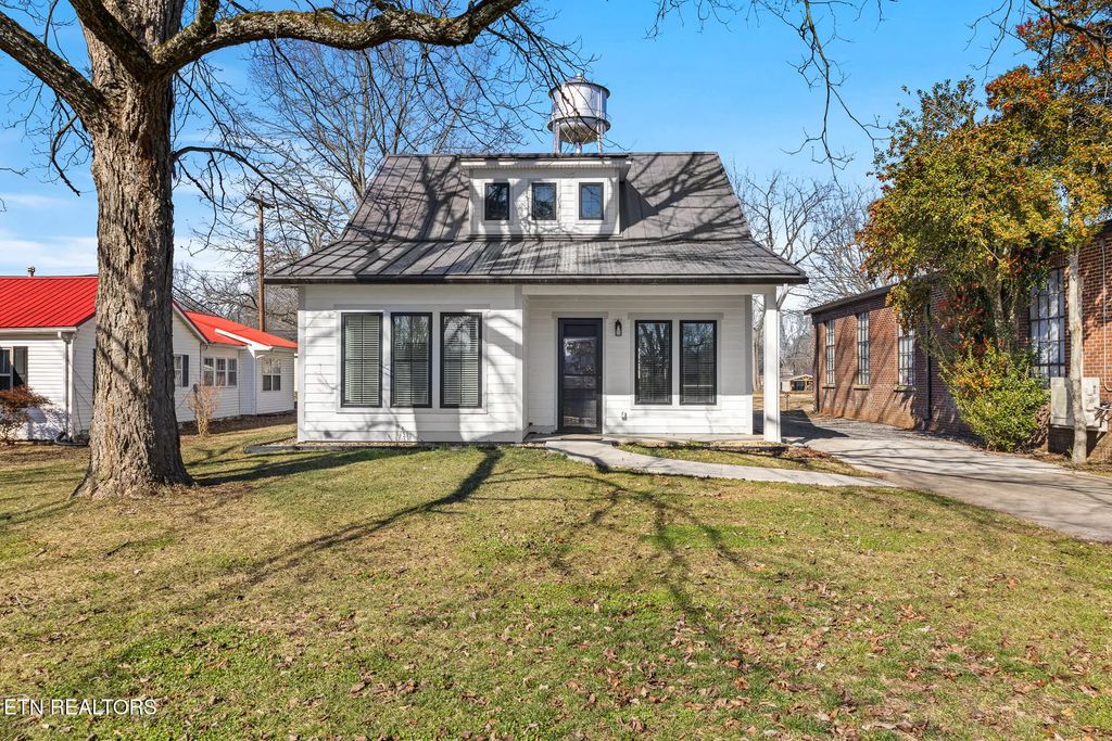 103 E Main St, Englewood