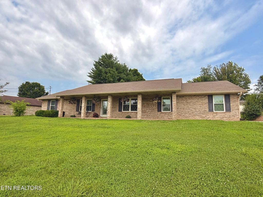 339 Woods View Circle, Kodak