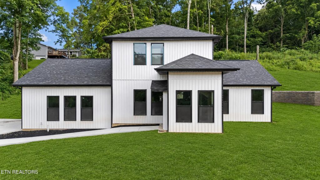 1045 N Gay St, Dandridge