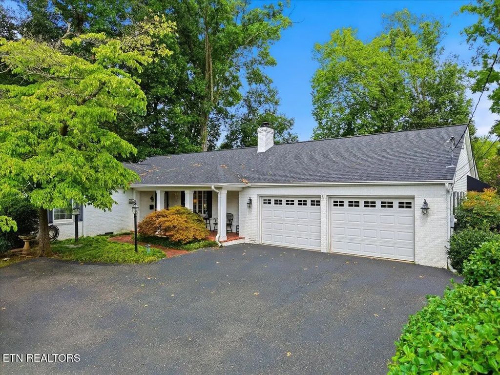 609 S Charles G Seivers Blvd, Clinton
