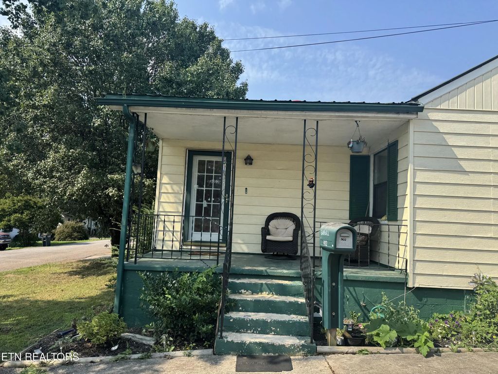 902 Rosedale Ave, Loudon