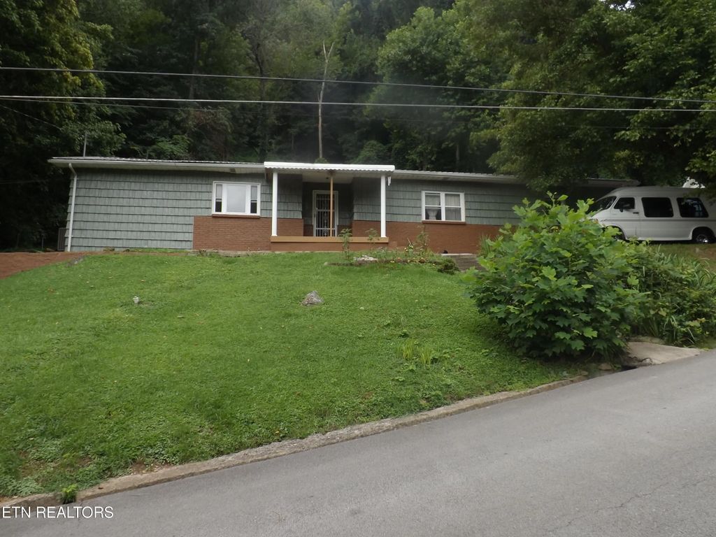 137 Horseshoe Drive, Pineville