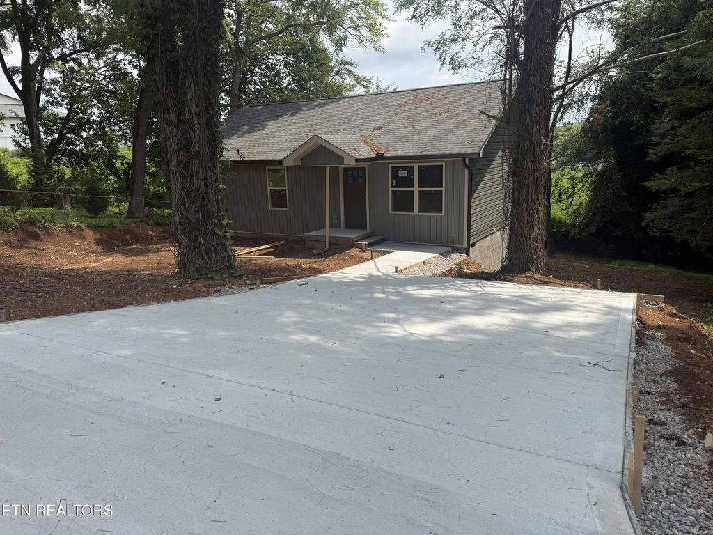 119 E Wadsworth Circle, Oak Ridge