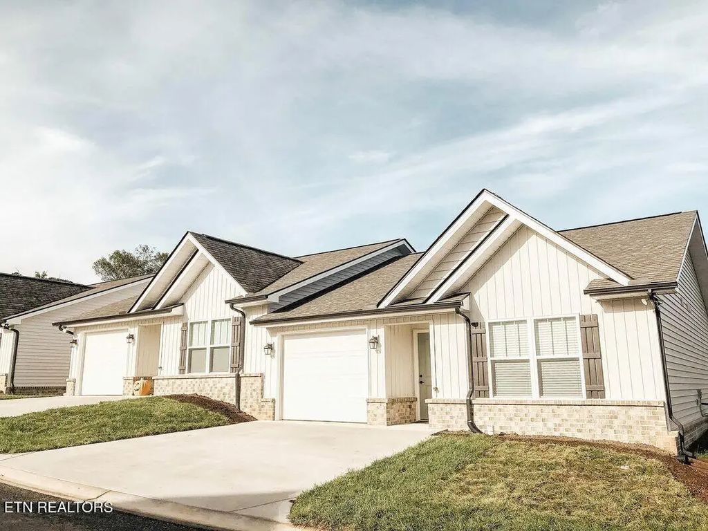1300 Splendid Oak Way, Knoxville