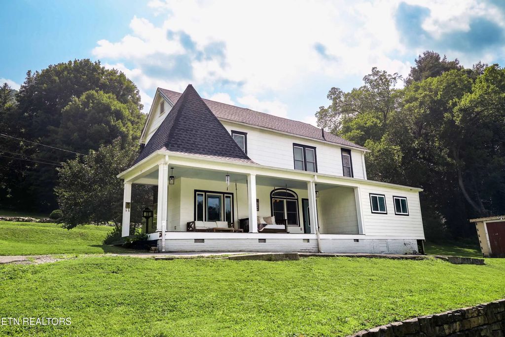 307 Catalpa St, Pineville