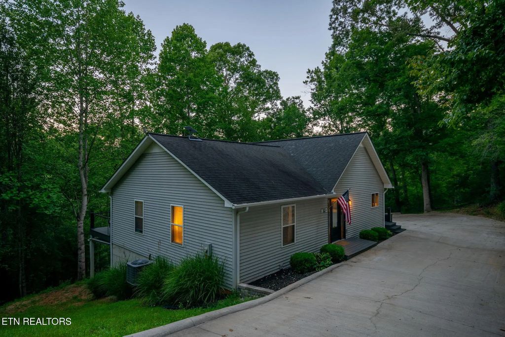 332 Pearl Rd, LaFollette