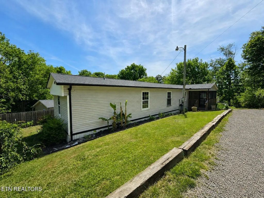221 Elm Grove St, Loudon